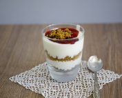 Trifle γιαουρτιού με ντάκο και σως φράουλας