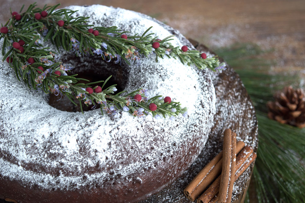 Χριστουγεννιάτικο κέικ με σοκολάτα, μπαχαρικά και αποξηραμένα φρούτα