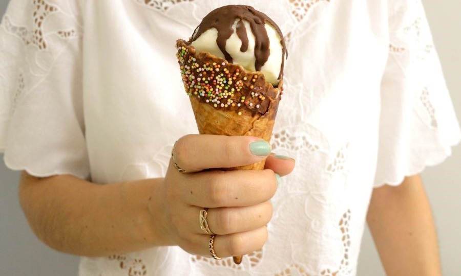Παγωτό βανίλια χωρίς παγωτομηχανή με επικάλυψη σκληρής σοκολάτας