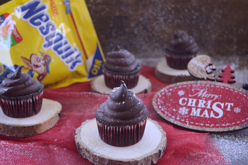 Σοκολατένια cupcakes με frosting χωρίς ζάχαρη και βούτυρο