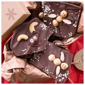 Χριστουγεννιάτικες σοκολάτες με φιγούρες από ξηρούς καρπούς