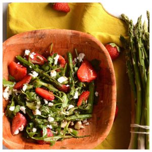 Σαλάτα με σπαράγγια φράουλες και φέτα