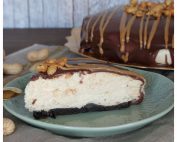 Cheesecake φυστικοβούτυρου με επικάλυψη σοκολάτας και καραμέλας