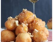 Σιροπιαστοί λουκουμάδες με μέλι και σουσάμι ή σοκολάτα