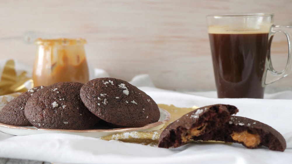 Σοκολατένια μπισκότα με καφέ και dulce de leche