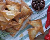 τρίγωνα πιτάκια με φέτα πιπεριά και ελιές