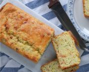 Αλμυρό κέικ με κολοκυθάκια λαχανικά μπέικον και τυριά