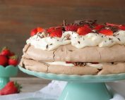 σοκολατένια πάβλοβα με φράουλες