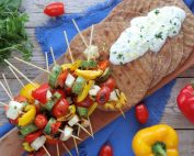 Σουβλάκια λαχανικών με χαλλούμι και πίτες ολικής