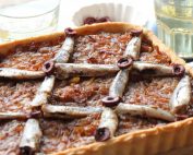 Τάρτα με καραμελωμένα κρεμμύδια και γαύρο Αιγαίου