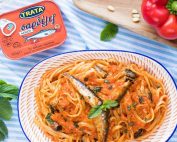 μακαρονάδα με σάλτσα πιπεριάς και σαρδέλες σε τομάτα