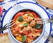 σαγανάκι με καπνιστό τόνο και πιπεριές