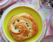 Δανέζικα ρολά με κρέμα και σταφίδες