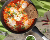 saksuka αυγά τηγανιτά σάλτσα ντομάτας