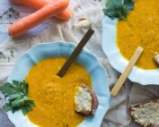 Σούπα καρότο με αρωματικά και γιαούρτι