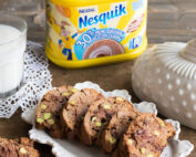 Τραγανά μπισκότα με φιστίκια Αιγίνης και σοκολάτα