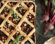 Παντζαρόπιτα με φέτα και κουκουνάρια