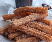 Churros με σάλτσα σοκολάτας