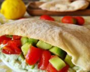 Light πίτα με σαλάτα γεμάτη πρωτεΐνη