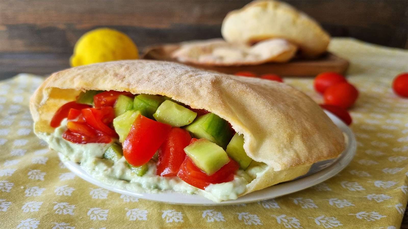 Light πίτα με σαλάτα γεμάτη πρωτεΐνη