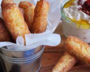 Στικς χαλλούμι με σως γιαουρτιού