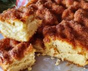 Γλυκιά καραμελωμένη φοκάτσια cinnamon roll