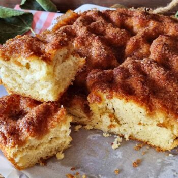 Γλυκιά καραμελωμένη φοκάτσια cinnamon roll