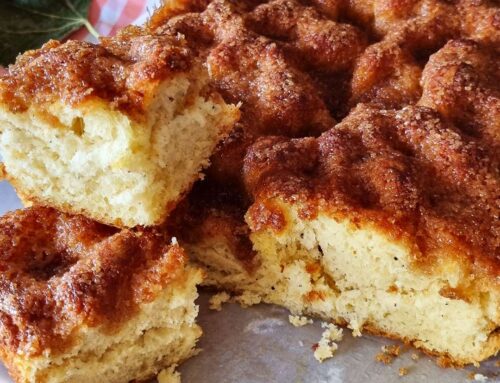 Γλυκιά καραμελωμένη φοκάτσια cinnamon roll