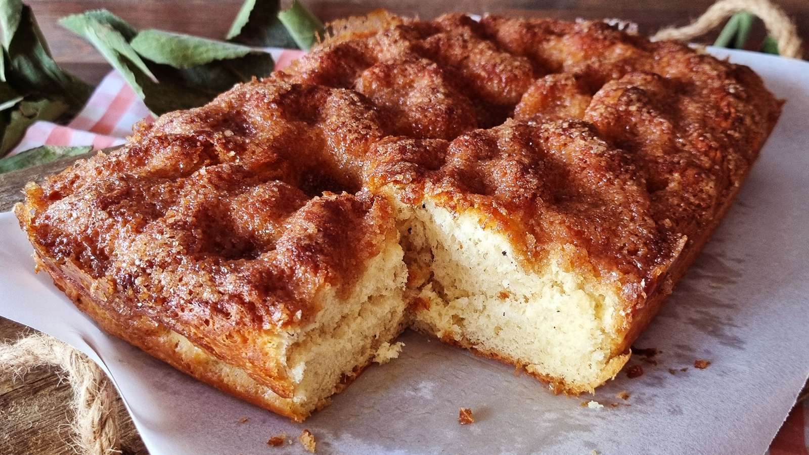 Γλυκιά καραμελωμένη φοκάτσια cinnamon roll