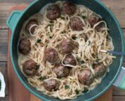 Μακαρόνια με κεφτεδάκια σε λευκή σάλτσα