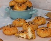 Εύκολα τυροπιτάκια με ζύμη γιαουρτιού