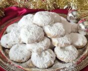 Κουραμπιέδες αρωματικοί με αμύγδαλο και άχνη