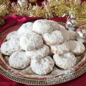 Κουραμπιέδες αρωματικοί με αμύγδαλο και άχνη