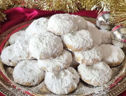 Κουραμπιέδες αρωματικοί με αμύγδαλο και άχνη