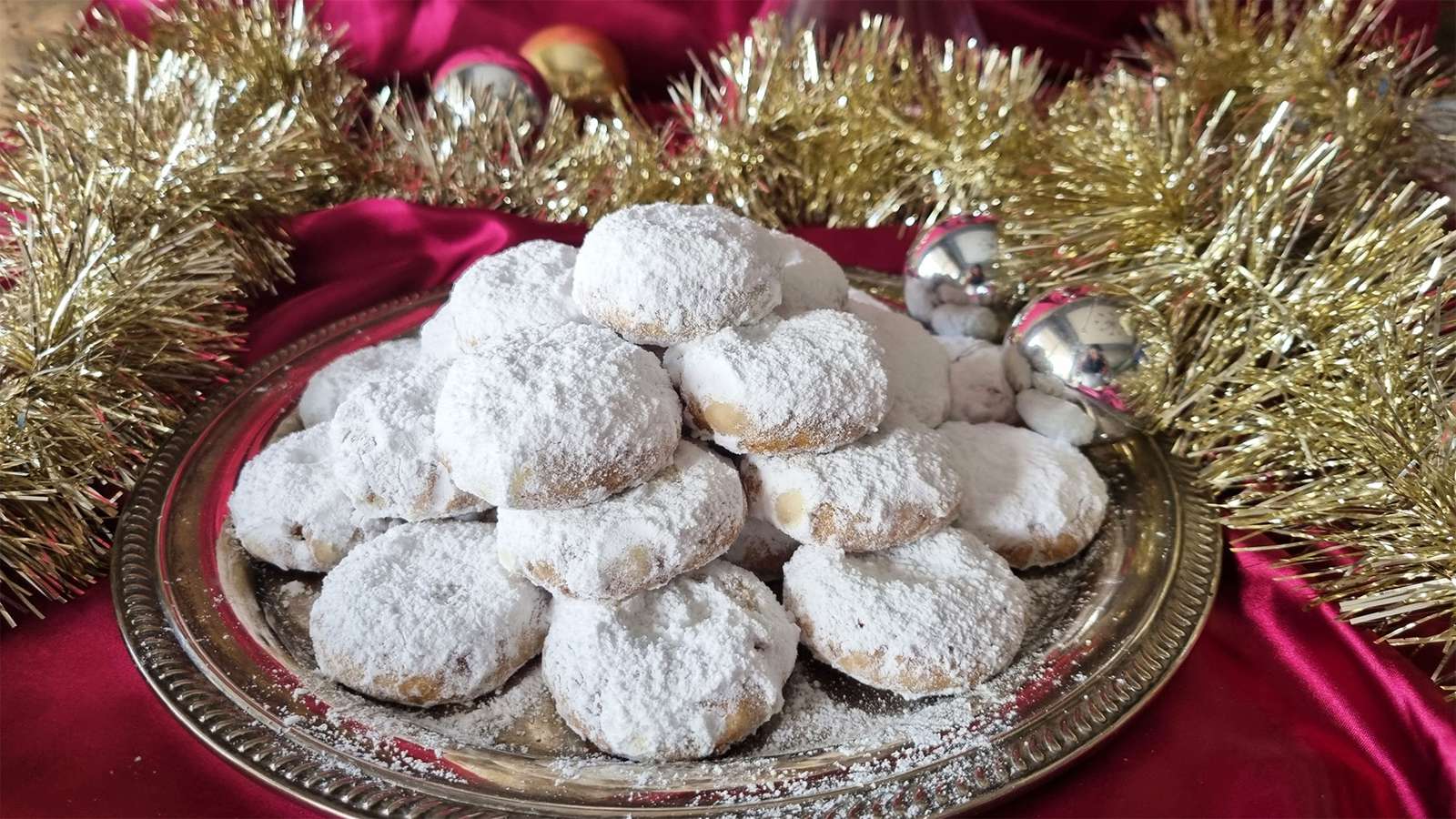 Κουραμπιέδες αρωματικοί με αμύγδαλο και άχνη
