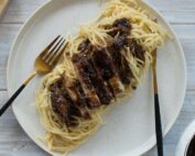 Μακαρονάδα με γλυκόξινα μπριζολάκια