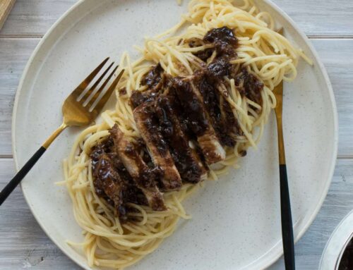 Μακαρονάδα με γλυκόξινα μπριζολάκια