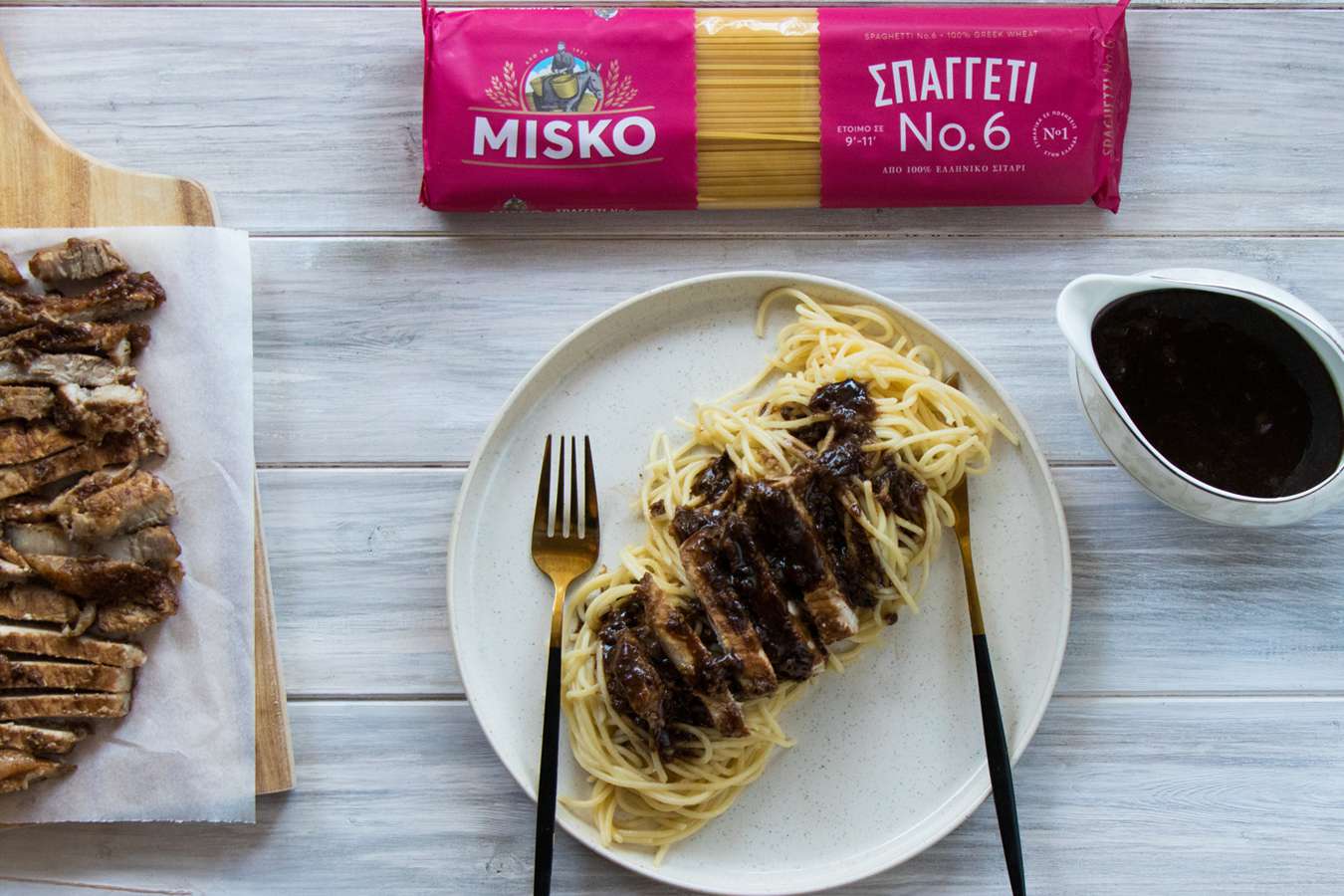 Μακαρονάδα με γλυκόξινα μπριζολάκια