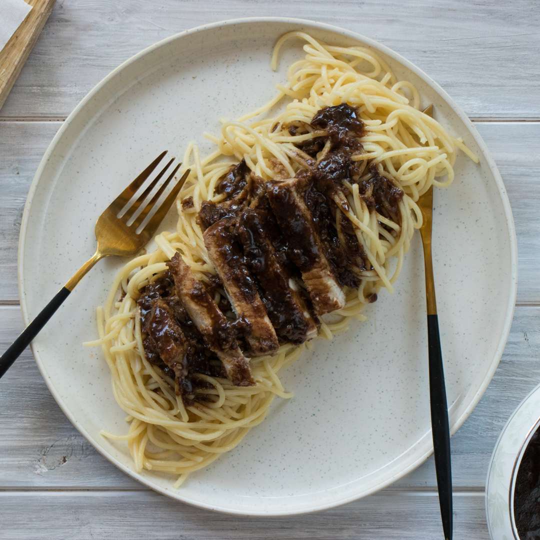 Μακαρονάδα με γλυκόξινα μπριζολάκια