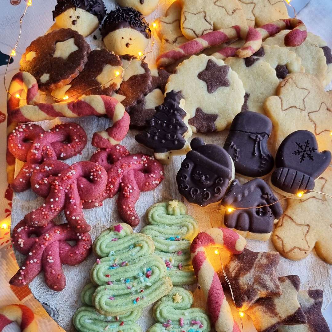 Μια ζύμη για 8 σχέδια χριστουγεννιάτικων μπισκότων