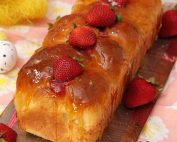 Τσουρέκι κρεμ μπρουλέ (crème brulee) με φράουλα