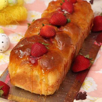 Τσουρέκι κρεμ μπρουλέ (crème brulee) με φράουλα